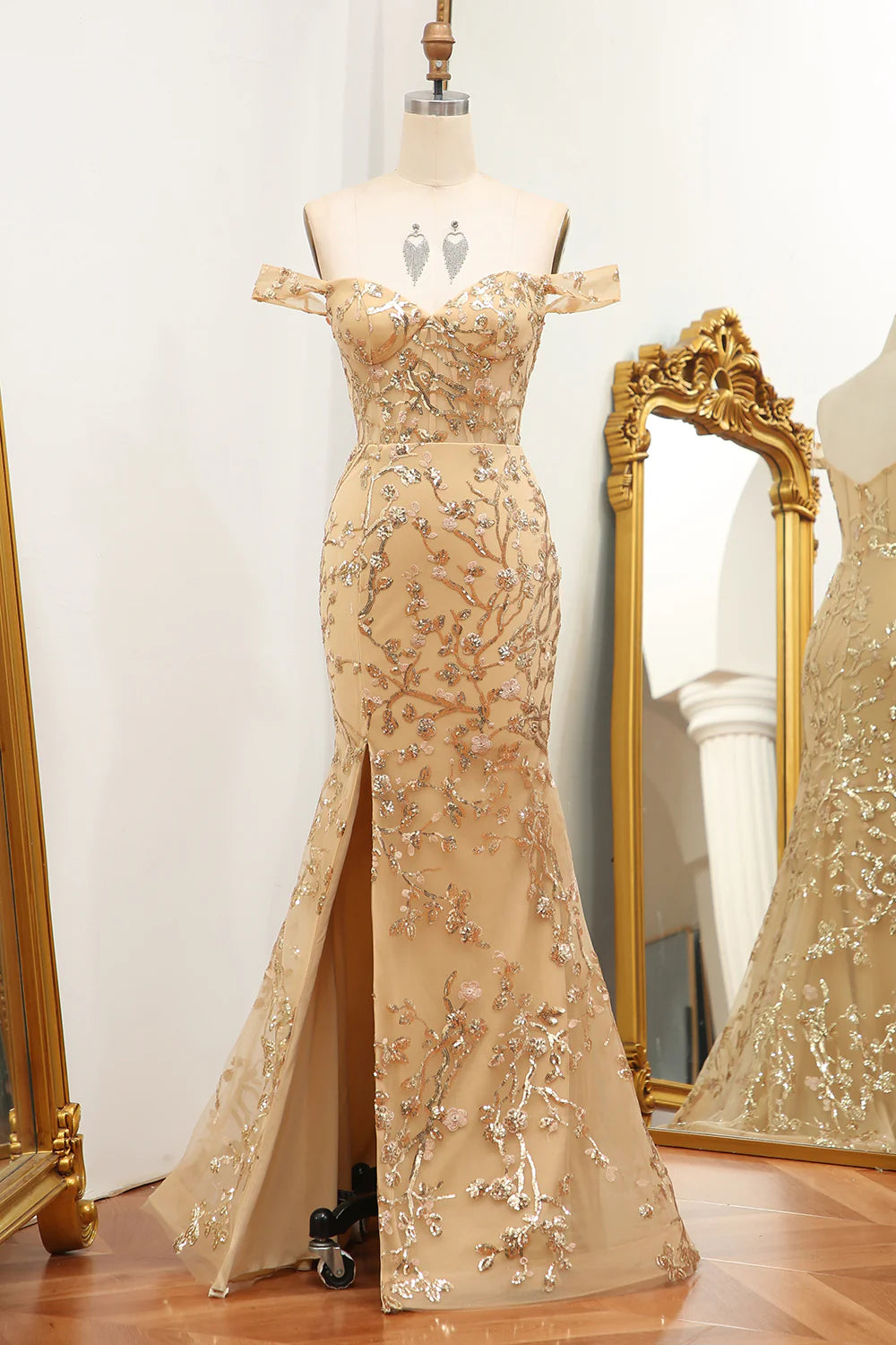 Vestido de fiesta largo con cuentas y hombros descubiertos de sirena dorada con abertura